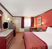 Ramada by Wyndham Pasadena hotel detail image 3
