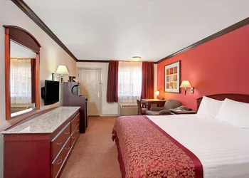 Ramada by Wyndham Pasadena hotel thumbnail 3