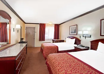 Ramada by Wyndham Pasadena hotel thumbnail 4
