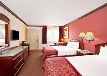 Ramada by Wyndham Pasadena hotel thumbnail 5