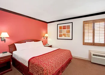 Ramada by Wyndham Pasadena hotel thumbnail 6