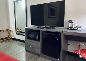 Ramada by Wyndham Hartford North / Bradley Airport hotel thumbnail 6
