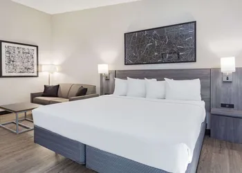 Ramada by Wyndham Hartford North / Bradley Airport hotel thumbnail 7