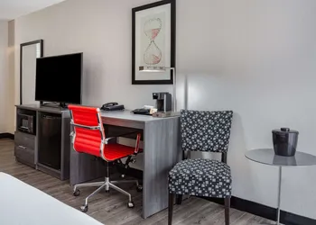 Ramada by Wyndham Hartford North / Bradley Airport hotel thumbnail 8