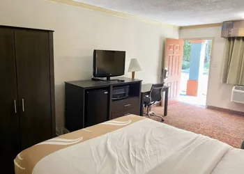 Hibiscus Inn & Suites hotel thumbnail 6