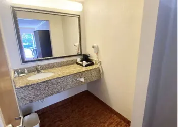 Hibiscus Inn & Suites hotel thumbnail 7