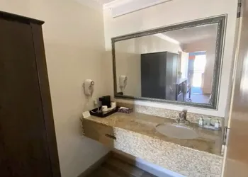 Hibiscus Inn & Suites hotel thumbnail 8