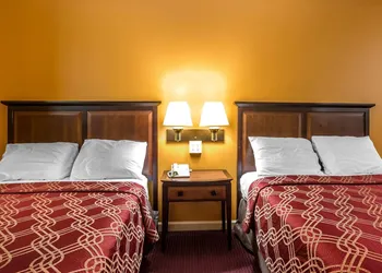 Econo Lodge At Six Flags hotel thumbnail 3