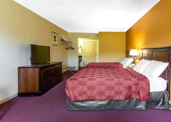 Econo Lodge At Six Flags hotel thumbnail 4