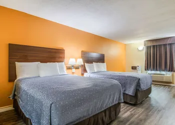Econo Lodge At Six Flags hotel thumbnail 5