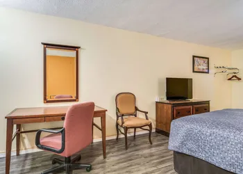 Econo Lodge At Six Flags hotel thumbnail 6