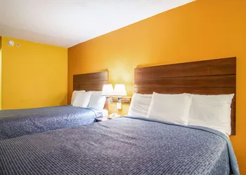 Econo Lodge At Six Flags hotel thumbnail 7