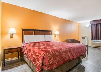 Econo Lodge At Six Flags hotel thumbnail 8