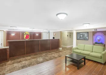 Super 8 by Wyndham Austell/Six Flags hotel thumbnail 2