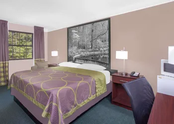 Super 8 by Wyndham Austell/Six Flags hotel thumbnail 3