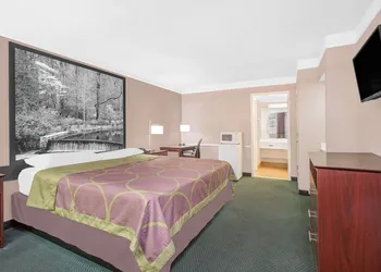 Super 8 by Wyndham Austell/Six Flags hotel thumbnail 4