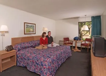 Econo Lodge Garden City - Savannah hotel thumbnail 7