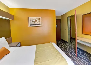Microtel Inn & Suites by Wyndham Gatlinburg hotel thumbnail 6