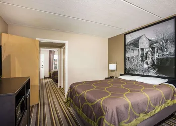 Super 8 by Wyndham Sevierville Riverside hotel thumbnail 3