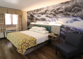 Baymont by Wyndham Gatlinburg On The River hotel thumbnail 3