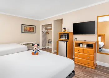 Anaheim Islander Inn and Suites hotel thumbnail 3
