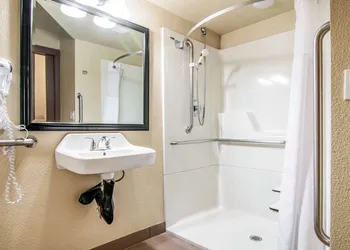 Comfort Inn & Suites Vancouver Downtown City Center hotel thumbnail 7
