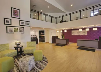La Quinta Inn & Suites by Wyndham Detroit Metro Airport hotel thumbnail 2