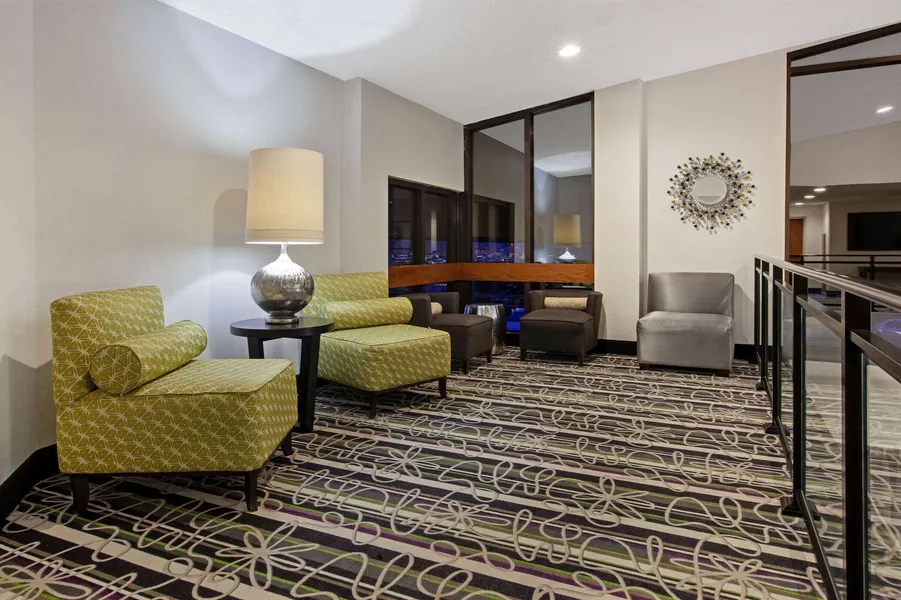 La Quinta Inn & Suites by Wyndham Detroit Metro Airport hotel detail image 6