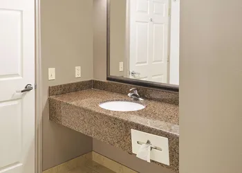 La Quinta Inn & Suites by Wyndham Biloxi hotel thumbnail 7