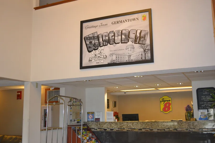 Super 8 by Wyndham Germantown/Milwaukee hotel detail image 2
