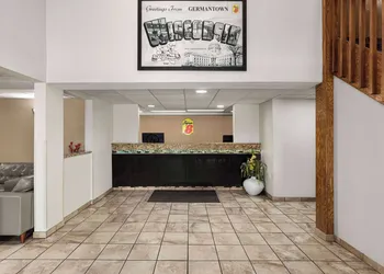 Super 8 by Wyndham Germantown/Milwaukee hotel thumbnail 4