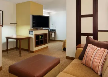 Comfort Suites Milwaukee West hotel thumbnail 2