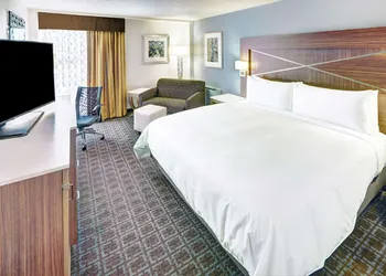 DoubleTree by Hilton Milwaukee Downtown hotel thumbnail 4
