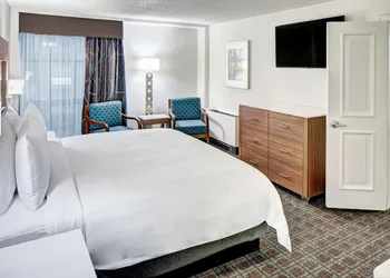 DoubleTree by Hilton Milwaukee Downtown hotel thumbnail 5