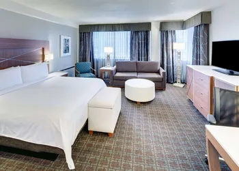 DoubleTree by Hilton Milwaukee Downtown hotel thumbnail 6