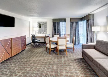DoubleTree by Hilton Milwaukee Downtown hotel thumbnail 8