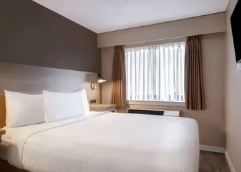 Days Inn by Wyndham Victoria Uptown hotel thumbnail 7
