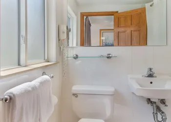 Americas Best Value Inn & Suites Hyannis Cape Cod hotel thumbnail 7
