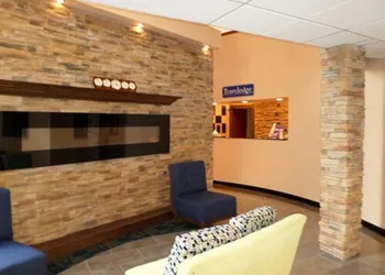Travelodge by Wyndham Cleveland Lakewood hotel thumbnail 5