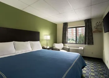Travelodge by Wyndham Cleveland Lakewood hotel thumbnail 7