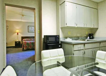 Travelodge by Wyndham Cleveland Lakewood hotel thumbnail 8