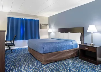 Econo Lodge Hicksville - Long Island hotel thumbnail 3