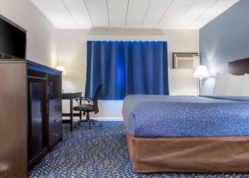 Econo Lodge Hicksville - Long Island hotel thumbnail 4