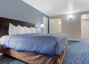 Econo Lodge Hicksville - Long Island hotel thumbnail 6