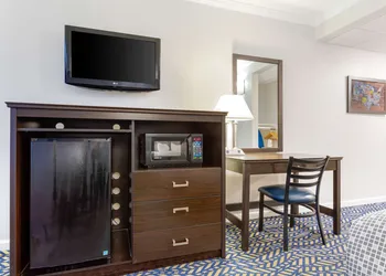 Econo Lodge Hicksville - Long Island hotel thumbnail 8