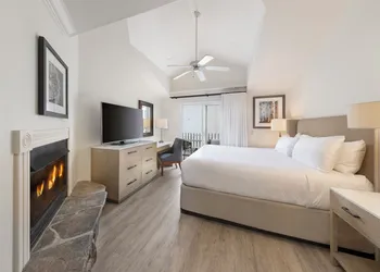Pelican Inn & Suites hotel thumbnail 6