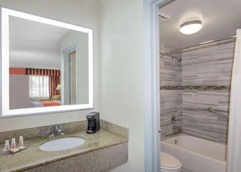 Howard Johnson by Wyndham Vero Beach/I-95 hotel thumbnail 5