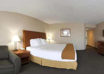 Holiday Inn Express Hotel & Suites Ventura by IHG hotel thumbnail 3
