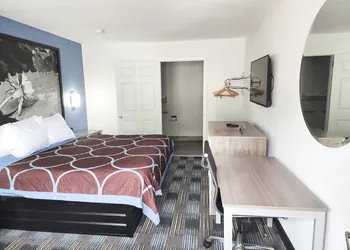 Super 8 by Wyndham Shreveport hotel thumbnail 3