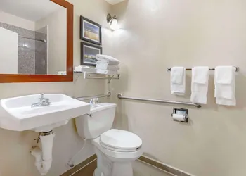Comfort Suites Port Allen - Baton Rouge hotel thumbnail 7
